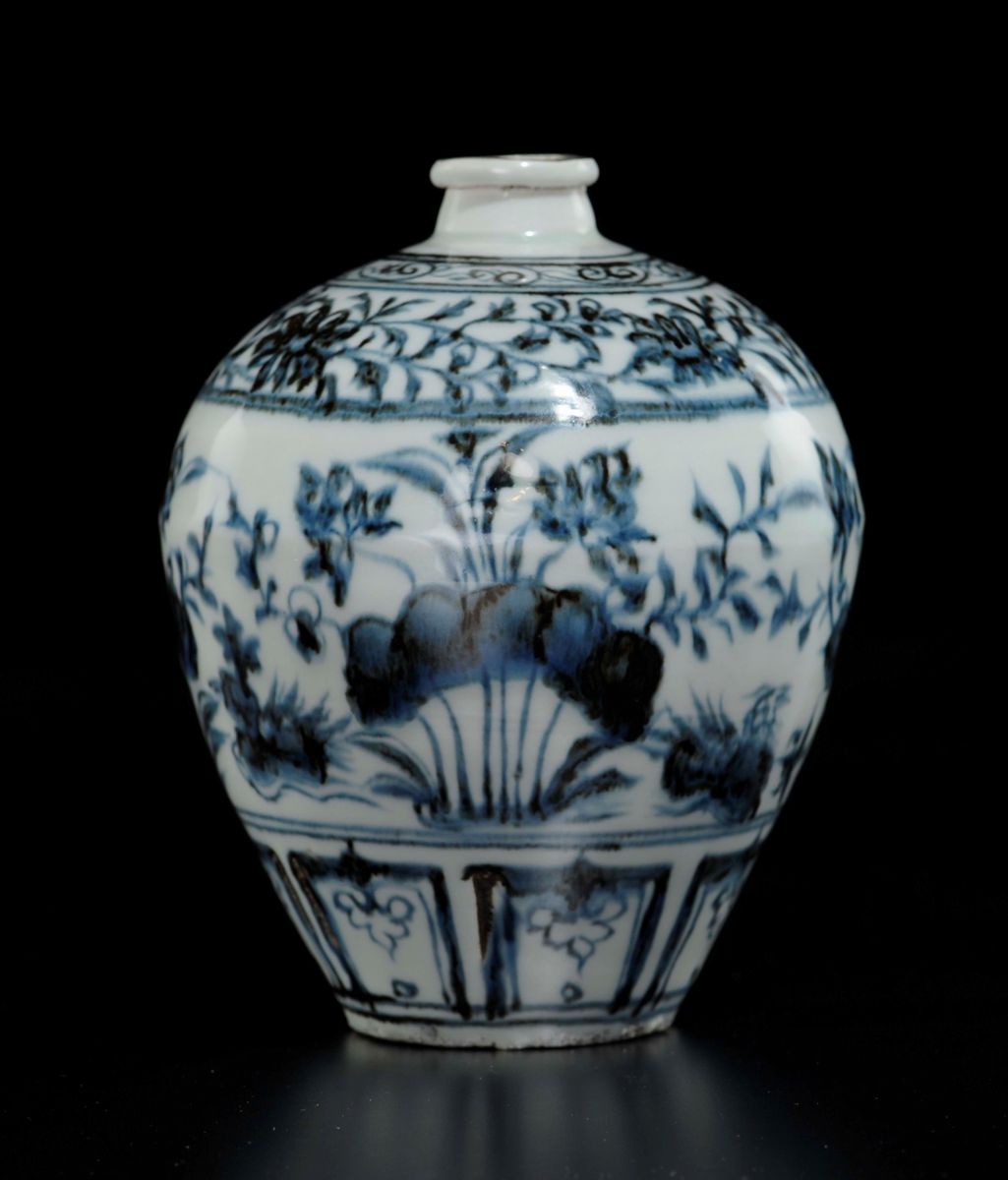 Piccola Giara in Porcellana Bianca e Blu a Decoro Naturalistico, Cina, XX Secolo