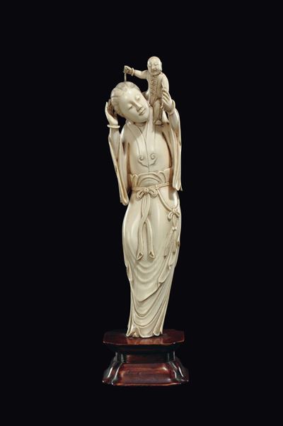 Figura di Guanyin Scolpita in Avorio con Bambino sulla Spalla, Cina, Dinastia Qing, Metà XIX Seco...