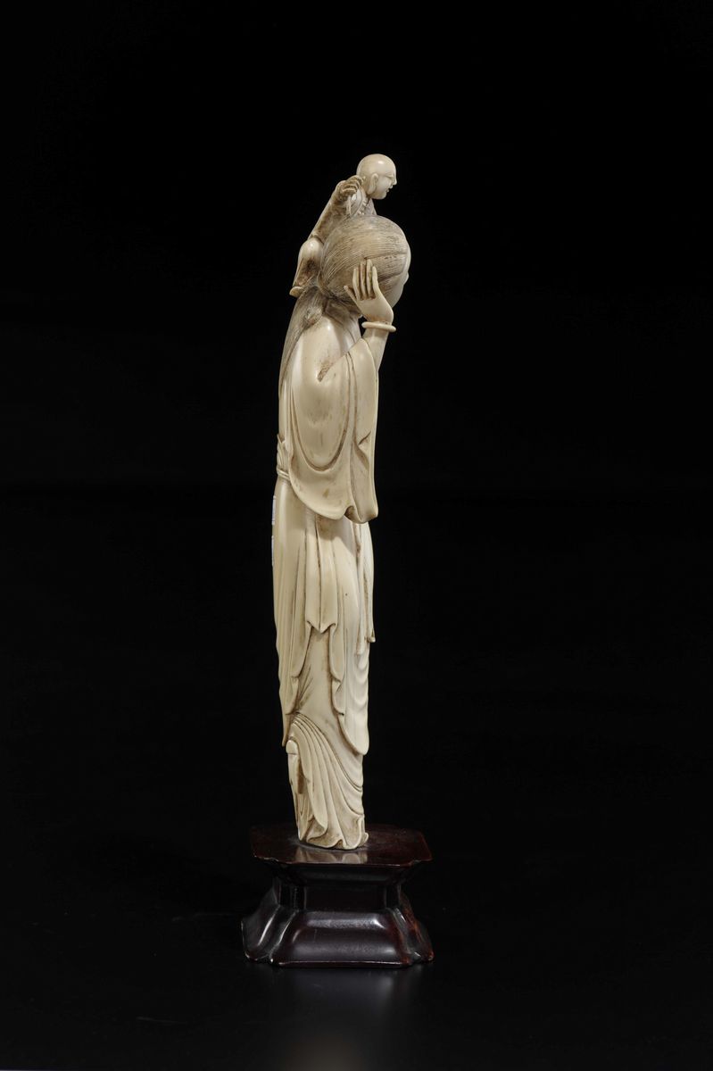 Figura di Guanyin Scolpita in Avorio con Bambino sulla Spalla, Cina, Dinastia Qing, Metà XIX Seco...