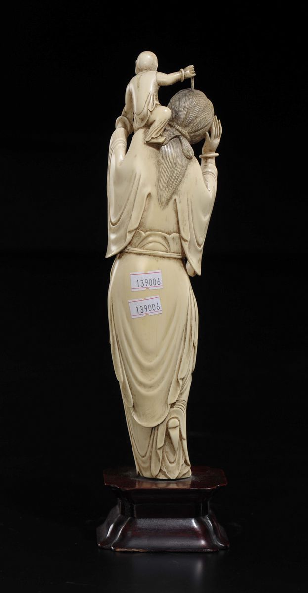 Figura di Guanyin Scolpita in Avorio con Bambino sulla Spalla, Cina, Dinastia Qing, Metà XIX Seco...