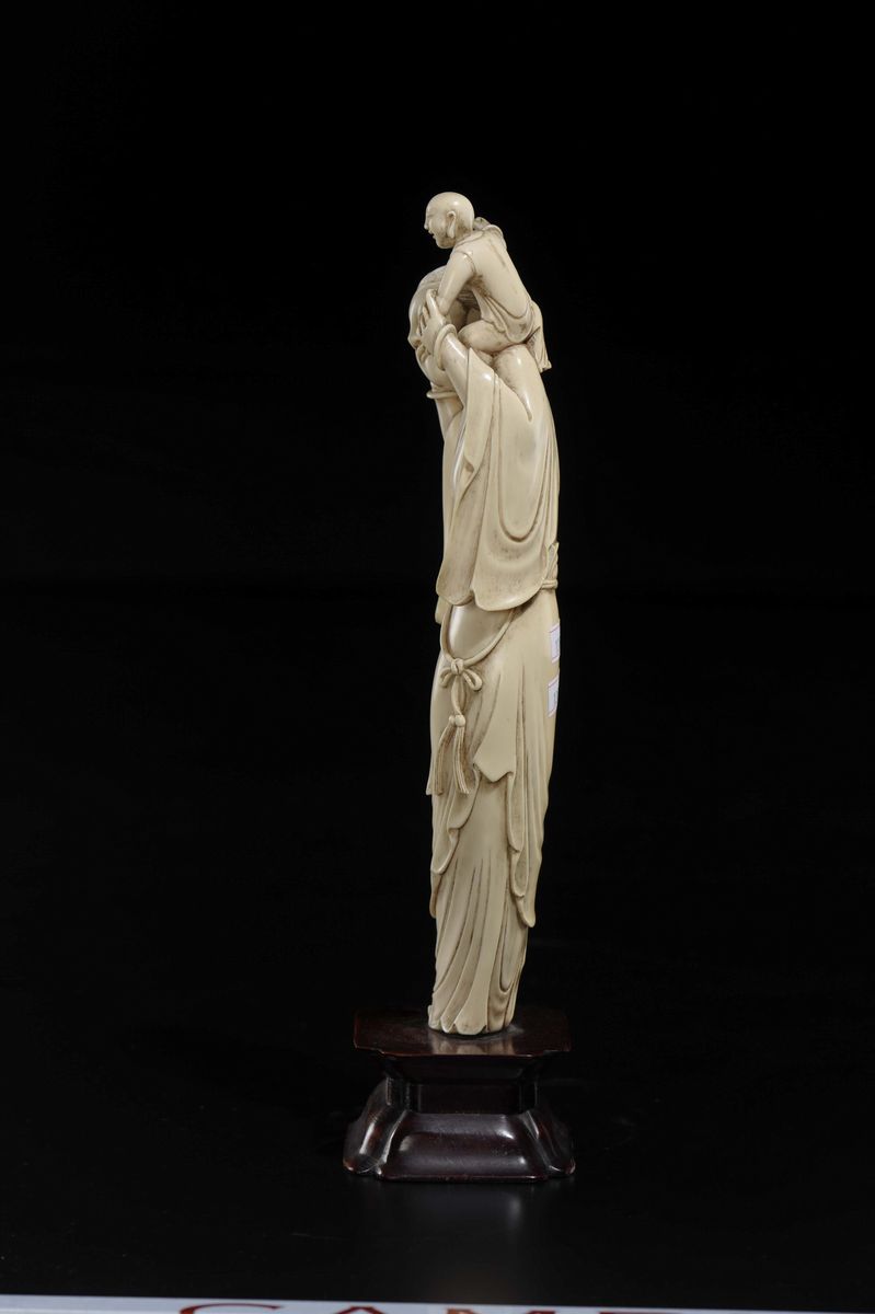 Figura di Guanyin Scolpita in Avorio con Bambino sulla Spalla, Cina, Dinastia Qing, Metà XIX Seco...