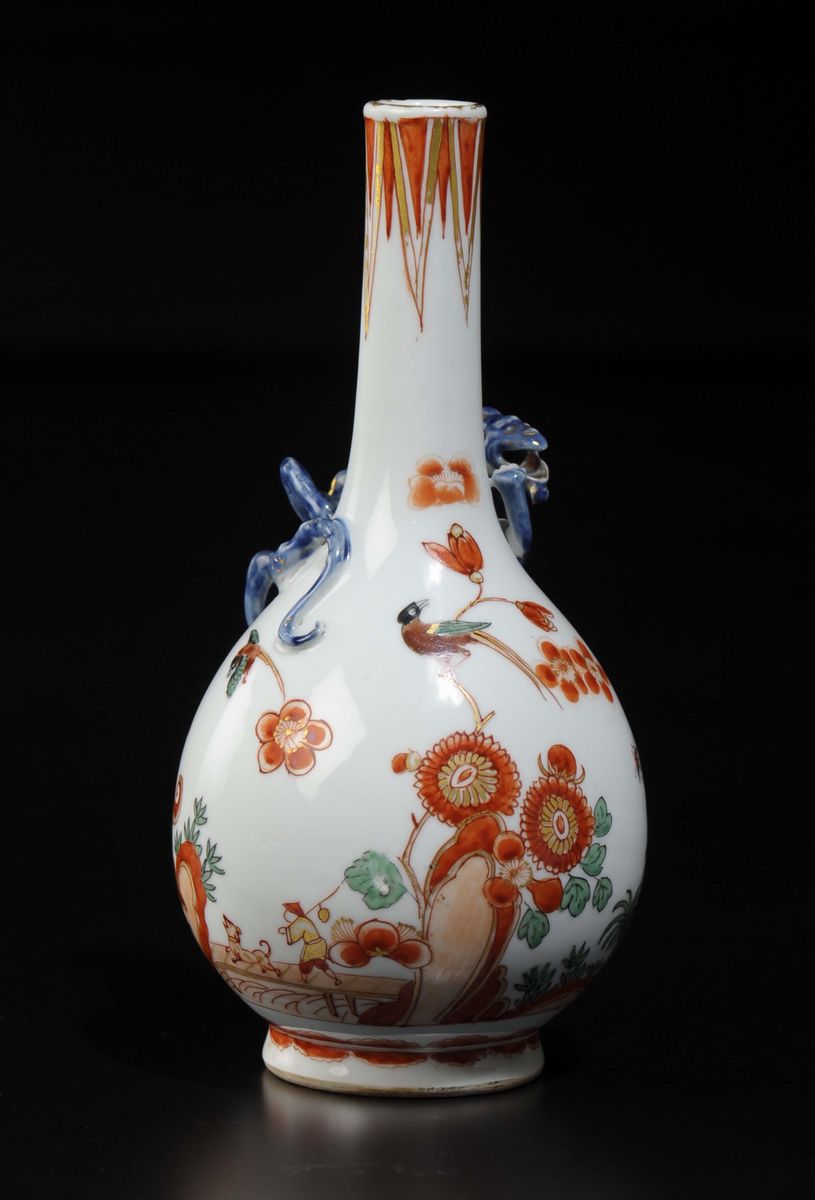 Vaso Ad Ampolla in Porcellana a Smalti Policromi con Decoro Naturalistico ed Animale Fantastico a...