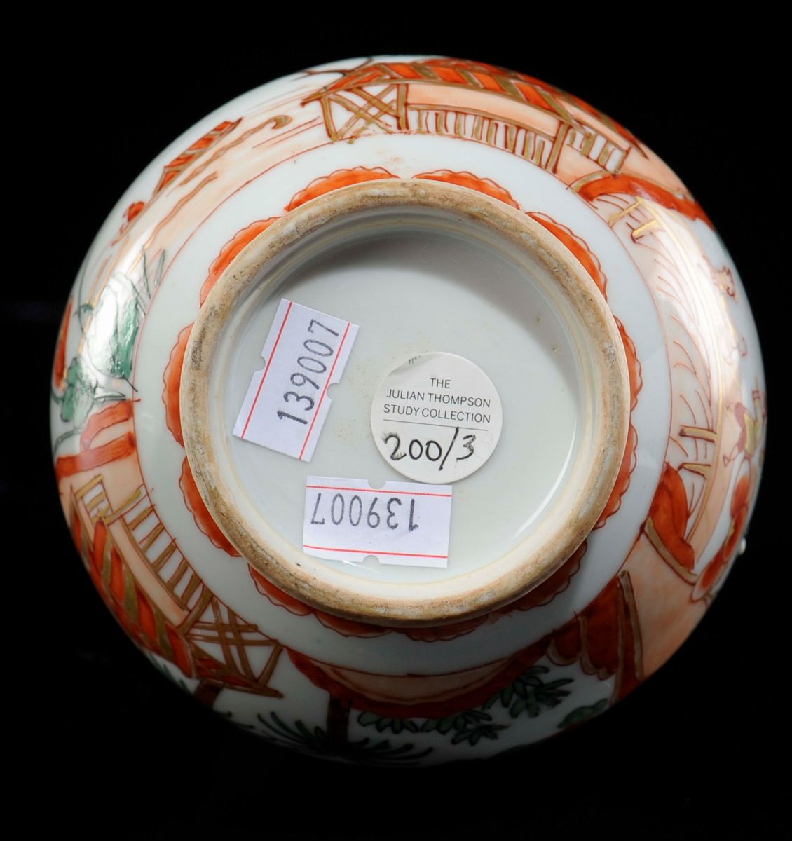 Vaso Ad Ampolla in Porcellana a Smalti Policromi con Decoro Naturalistico ed Animale Fantastico a...