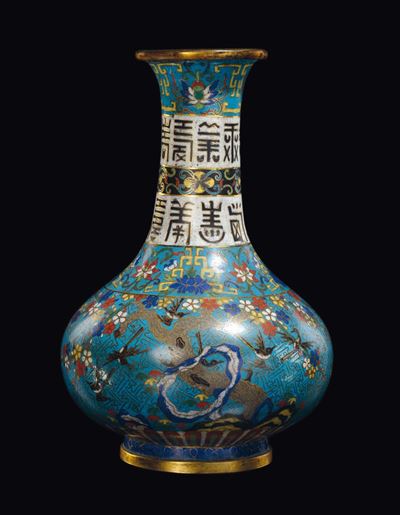 Vaso a Bottiglia in Cloisonné a Decoro Floreale ed Ideogrammi sul Collo, Cina, Dinastia Qing, Epo...