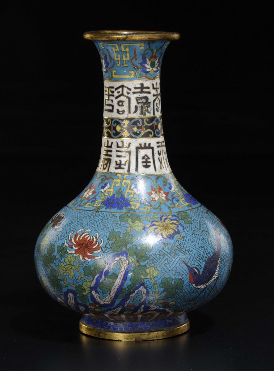 Vaso a Bottiglia in Cloisonné a Decoro Floreale ed Ideogrammi sul Collo, Cina, Dinastia Qing, Epo...