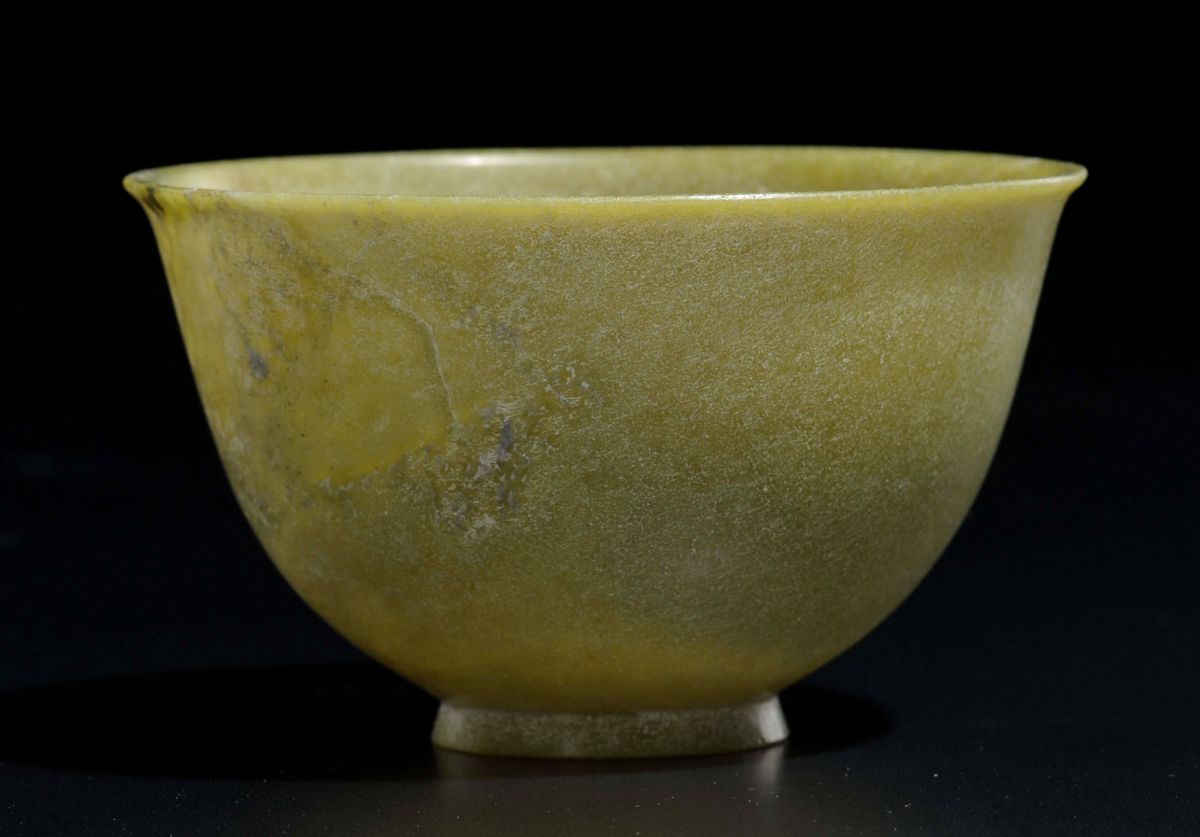 Coppetta Scolpita in Giada Gialla, Cina, Dinastia Qing, Epoca Qianlong (1736-1795)