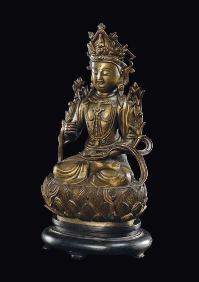 Buddha Incoronato in Bronzo Dorato Seduto su Doppio Fiore di Loto, Cina, Dinastia Ming, XVII Seco...