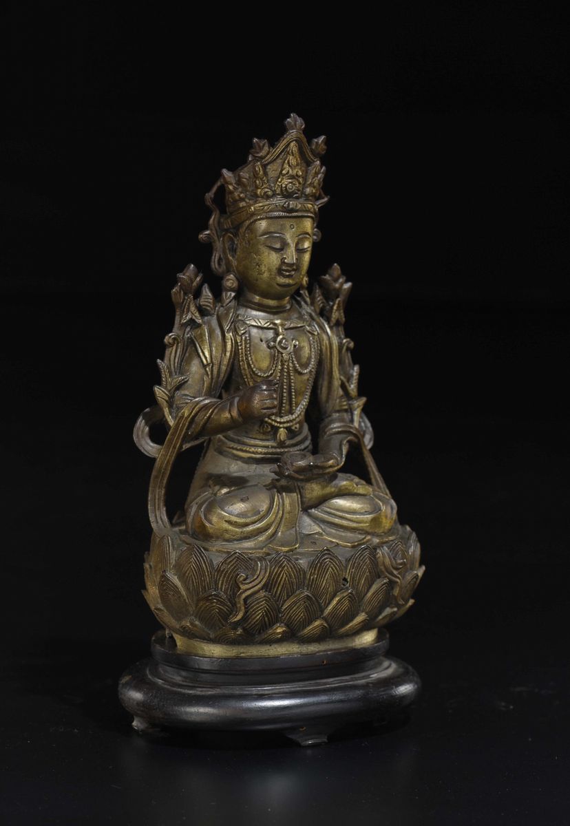 Buddha Incoronato in Bronzo Dorato Seduto su Doppio Fiore di Loto, Cina, Dinastia Ming, XVII Seco...
