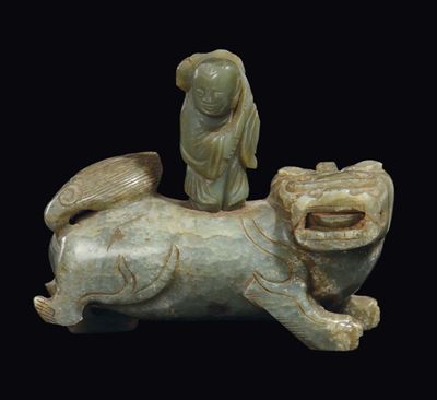 Gruppo Scolpito in Giada Celadon Raffigurante Cane di Pho con Fanciullo sulla Schiena, Cina, Dina...