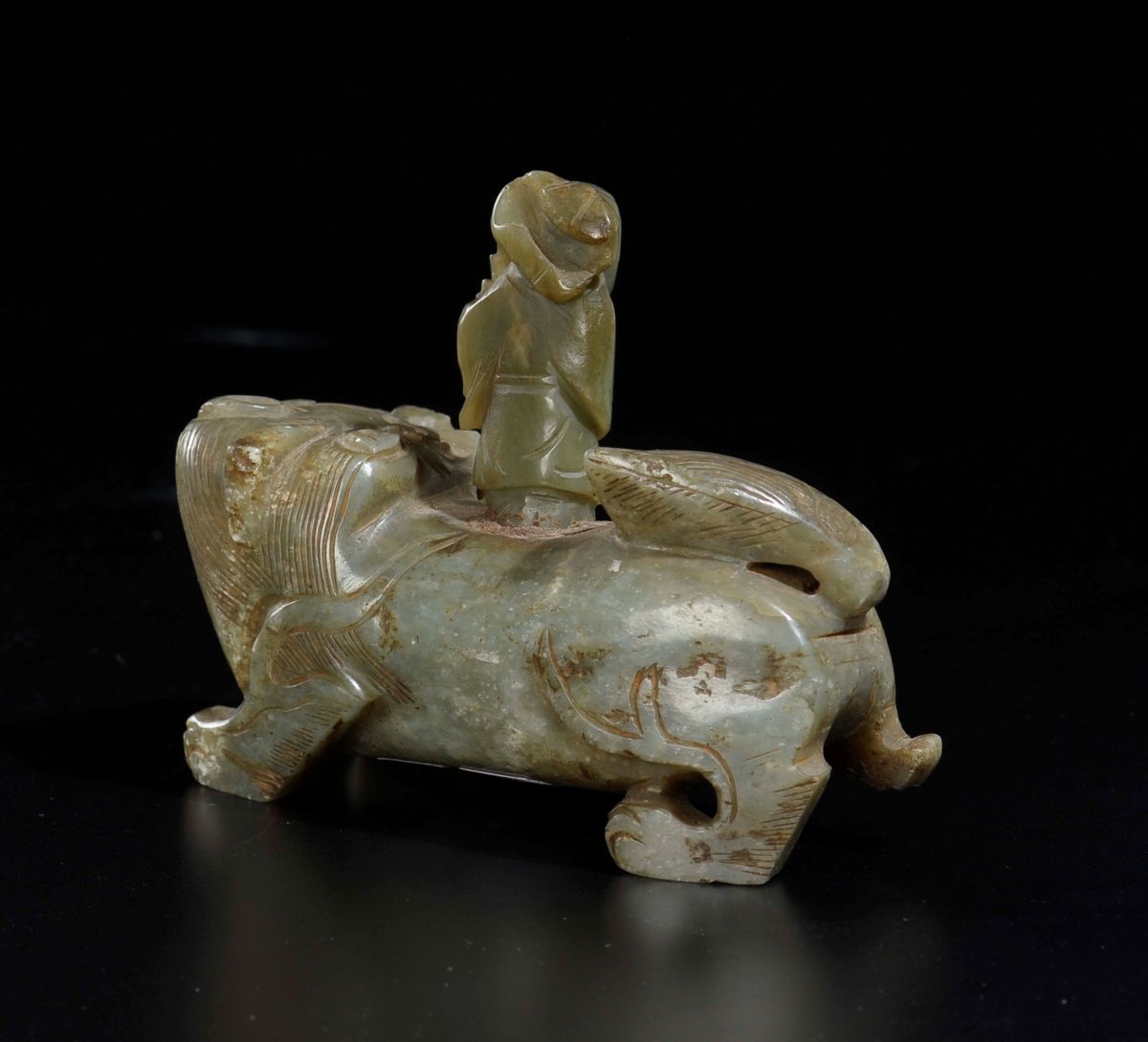Gruppo Scolpito in Giada Celadon Raffigurante Cane di Pho con Fanciullo sulla Schiena, Cina, Dina...
