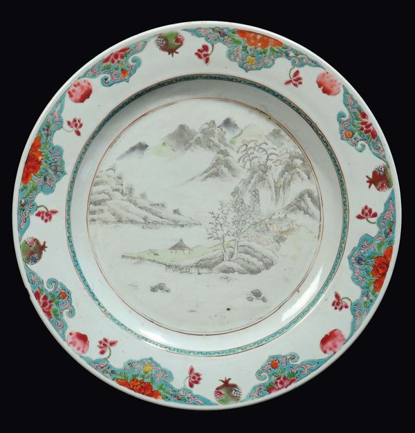 Grande e raro piatto in porcellana a smalti policromi con decoro paesaggistico centrale, Cina, Dinastia Qing, epoca Yongzheng (1723-1735)