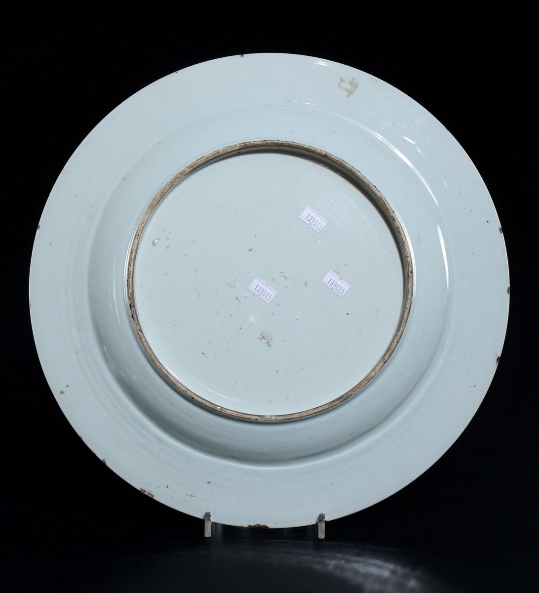 Grande e Raro Piatto in Porcellana a Smalti Policromi con Decoro Paesaggistico Centrale, Cina, Di...