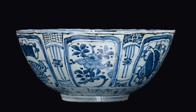 Bowl in Porcellana Bianca e Blu a Decoro Kraak Entro Riserve e con Anatre Centrali, Cina, Dinasti...