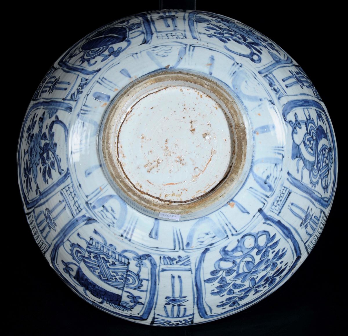 Bowl in Porcellana Bianca e Blu a Decoro Kraak Entro Riserve e con Anatre Centrali, Cina, Dinasti...