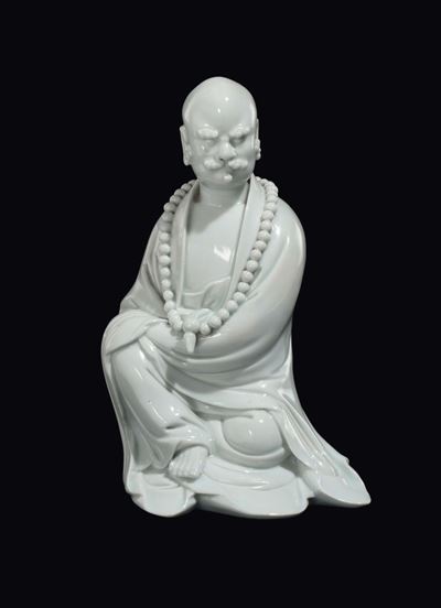 Figura di Dignitario Seduto in Porcellana Blanc De Chine Dehua con Baffi e Collana da Preghiera, ...