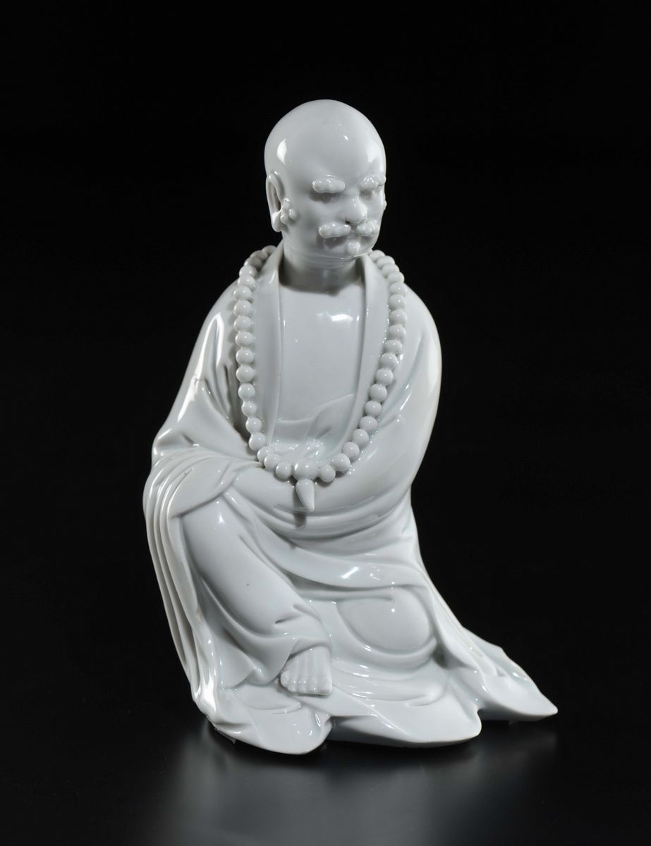 Figura di Dignitario Seduto in Porcellana Blanc De Chine Dehua con Baffi e Collana da Preghiera, ...