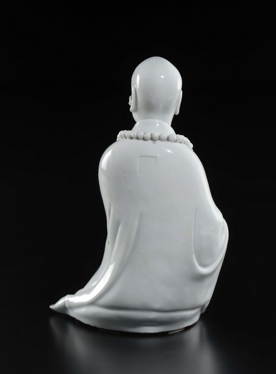 Figura di Dignitario Seduto in Porcellana Blanc De Chine Dehua con Baffi e Collana da Preghiera, ...
