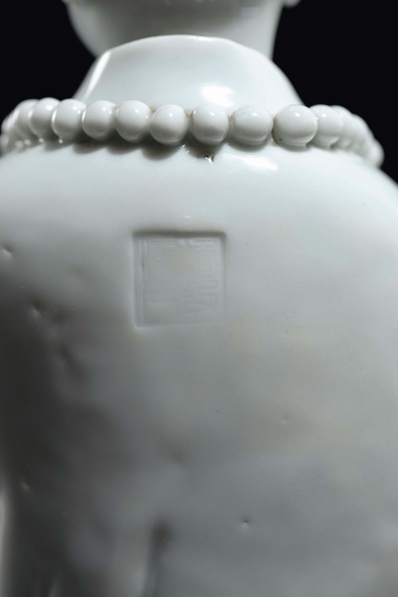 Figura di Dignitario Seduto in Porcellana Blanc De Chine Dehua con Baffi e Collana da Preghiera, ...