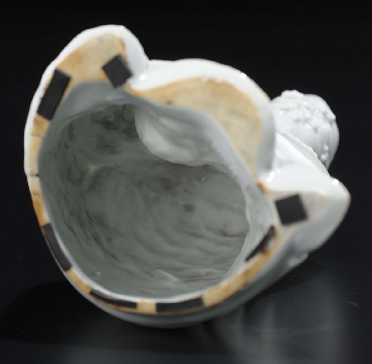 Figura di Dignitario Seduto in Porcellana Blanc De Chine Dehua con Baffi e Collana da Preghiera, ...