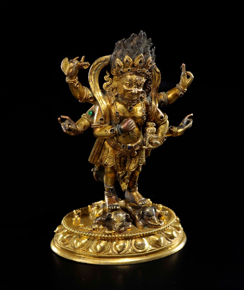 Figura di Mahakala in Bronzo Dorato Eretto su Fiore di Loto con i Piedi Poggiati su Due Elefanti,...