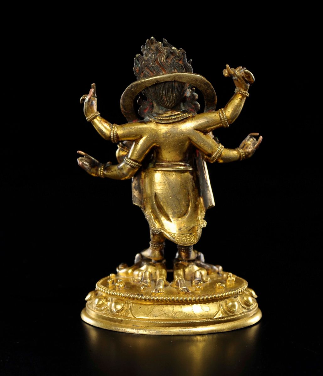 Figura di Mahakala in Bronzo Dorato Eretto su Fiore di Loto con i Piedi Poggiati su Due Elefanti,...