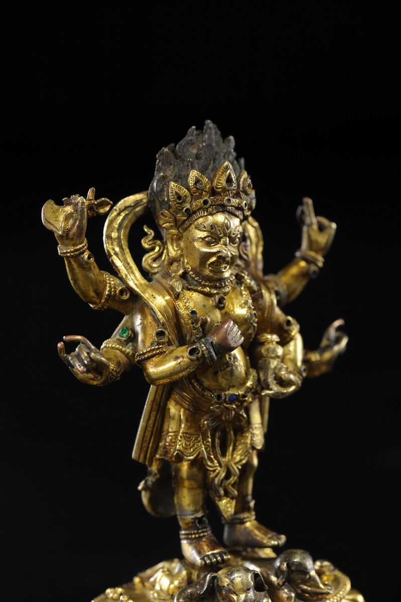 Figura di Mahakala in Bronzo Dorato Eretto su Fiore di Loto con i Piedi Poggiati su Due Elefanti,...