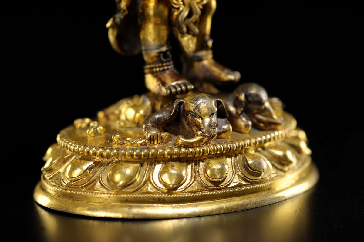 Figura di Mahakala in Bronzo Dorato Eretto su Fiore di Loto con i Piedi Poggiati su Due Elefanti,...