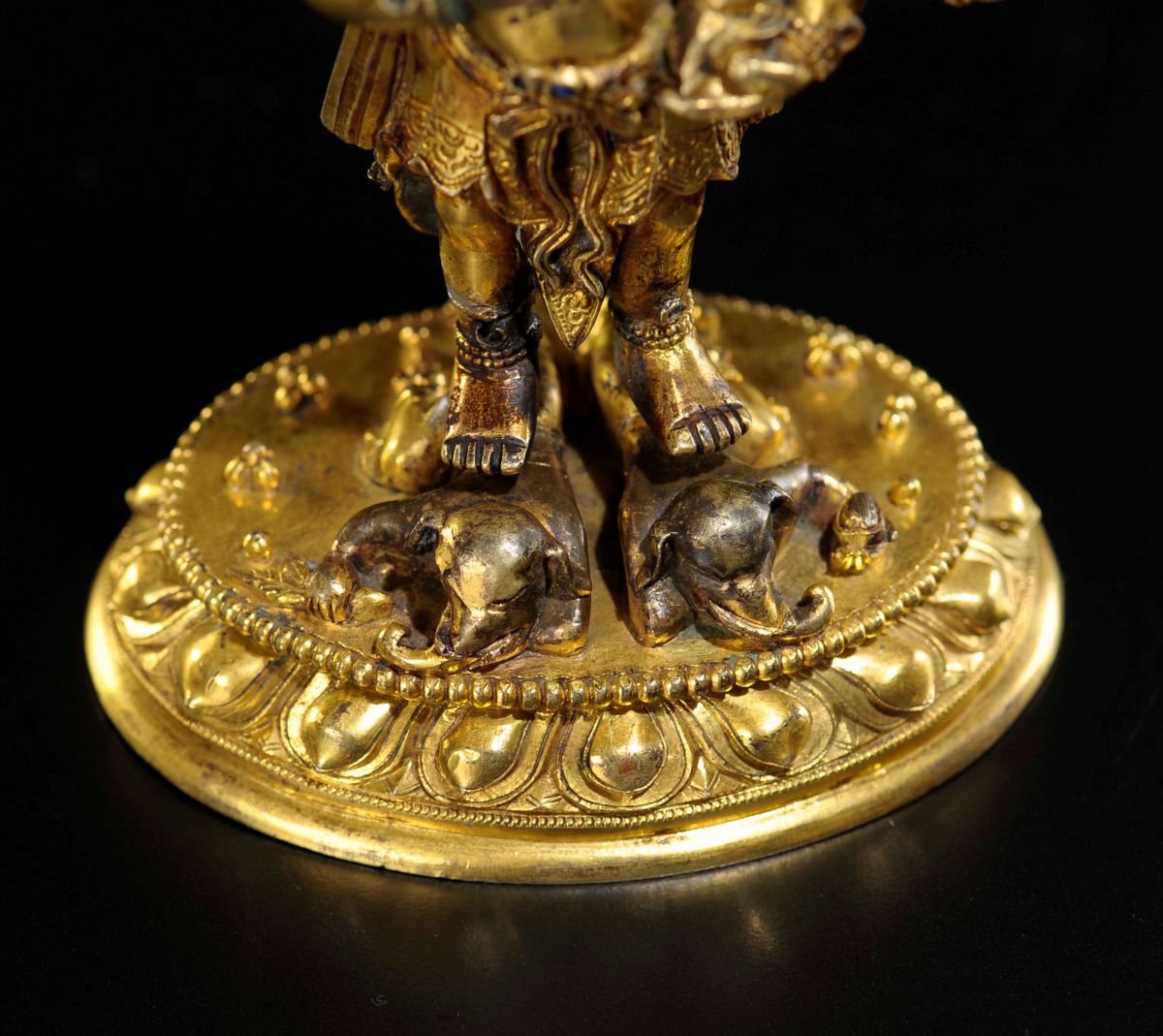 Figura di Mahakala in Bronzo Dorato Eretto su Fiore di Loto con i Piedi Poggiati su Due Elefanti,...
