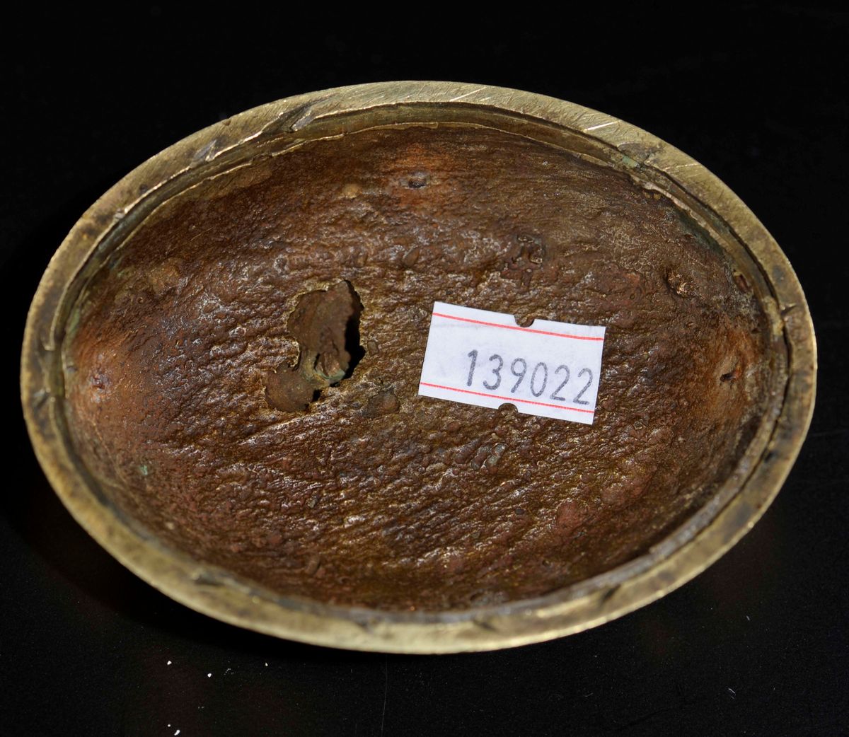 Figura di Mahakala in Bronzo Dorato Eretto su Fiore di Loto con i Piedi Poggiati su Due Elefanti,...