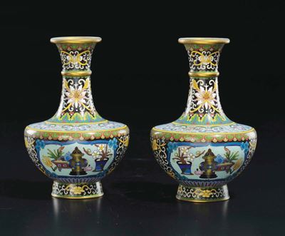 Coppia di Vasi a Bottiglia in Cloisonné con Decoro Floreale e di Nature Morte Entro Riserve, Cina...