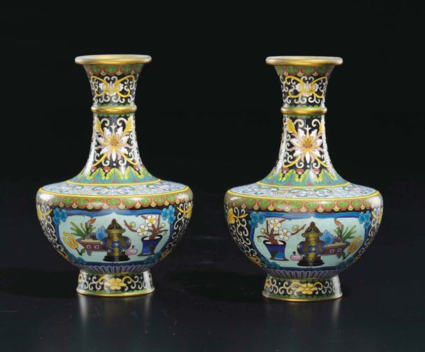 Coppia di vasi a bottiglia in cloisonné con decoro floreale e di nature morte entro riserve, Cina, XX secolo