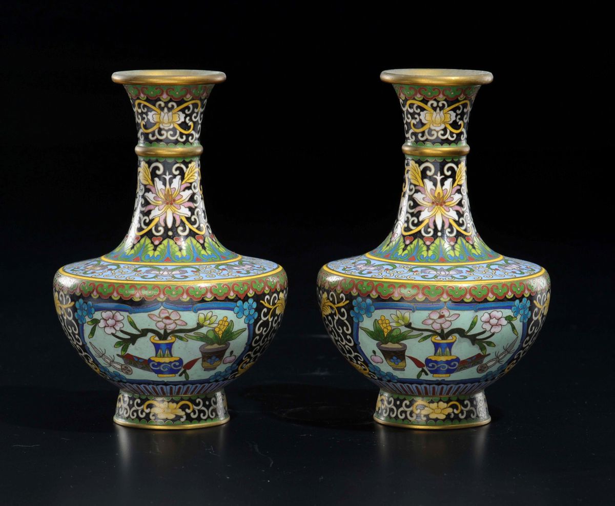 Coppia di Vasi a Bottiglia in Cloisonné con Decoro Floreale e di Nature Morte Entro Riserve, Cina...