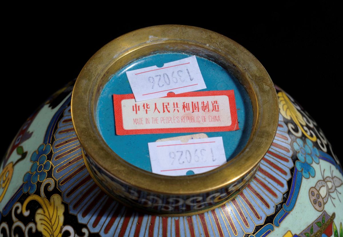 Coppia di Vasi a Bottiglia in Cloisonné con Decoro Floreale e di Nature Morte Entro Riserve, Cina...