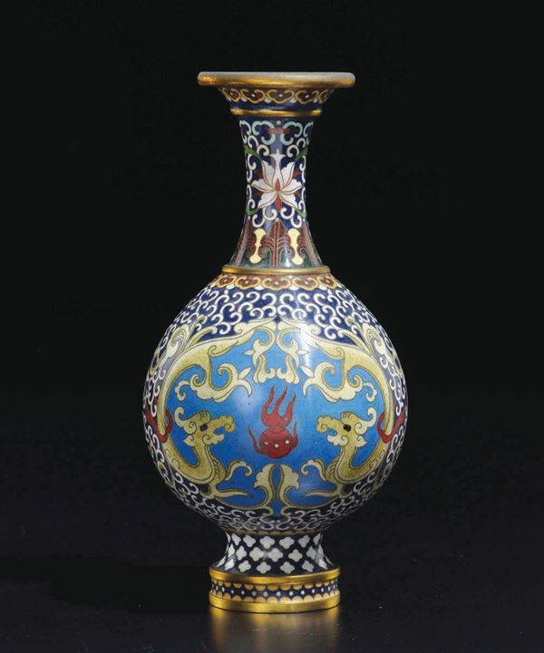 Vaso ad ampolla in cloisonné con decoro floreale e di draghi, Cina, XX secolo