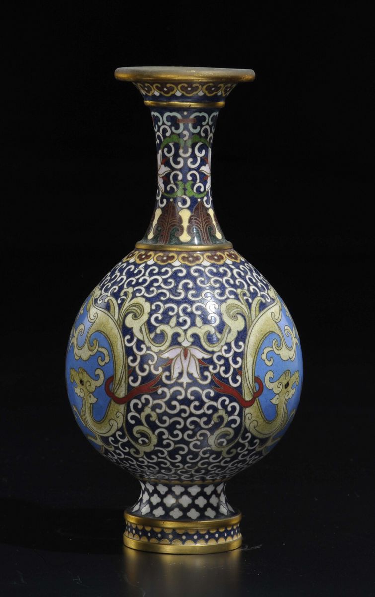 Vaso Ad Ampolla in Cloisonné con Decoro Floreale e di Draghi, Cina, XX Secolo