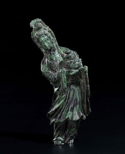 Figura di Guanyin in Giada Spinacio con Vasetto tra le Mani, Cina, XX Secolo