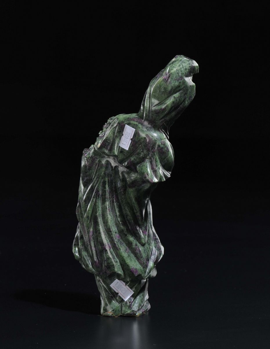 Figura di Guanyin in Giada Spinacio con Vasetto tra le Mani, Cina, XX Secolo