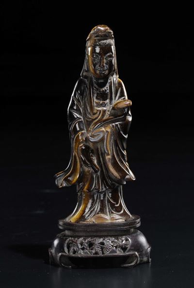Figura di Guanyin Scolpita in Occhio di Tigre con Ruyi in Mano, Cina, XX Secolo