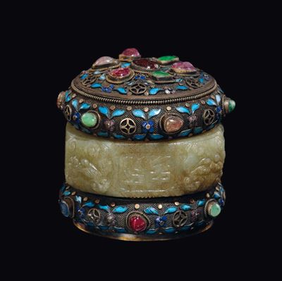 Scatolina Montata in Argento e Giada Bianca con Innesti di Pietre Dure, Cina, Dinastia Qing, XIX ...