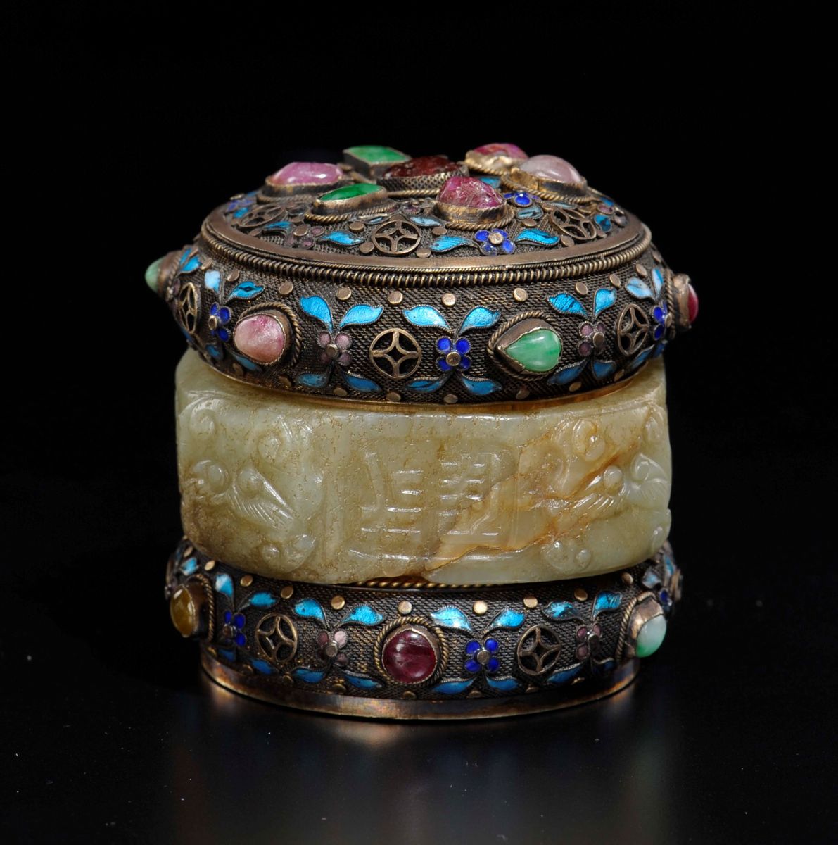 Scatolina Montata in Argento e Giada Bianca con Innesti di Pietre Dure, Cina, Dinastia Qing, XIX ...