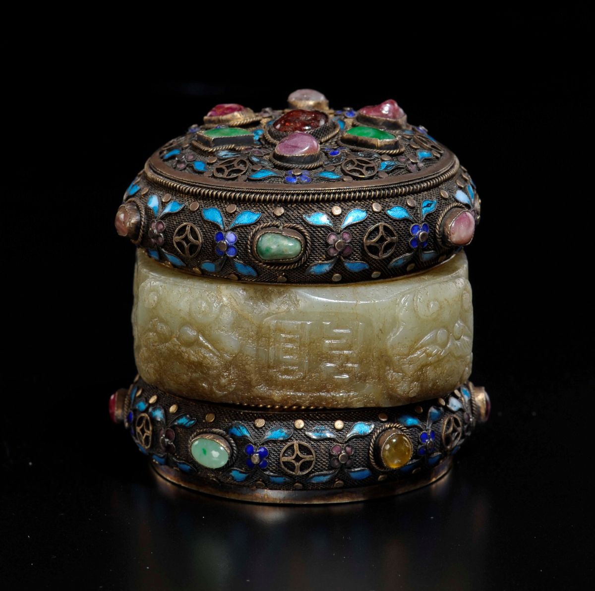 Scatolina Montata in Argento e Giada Bianca con Innesti di Pietre Dure, Cina, Dinastia Qing, XIX ...