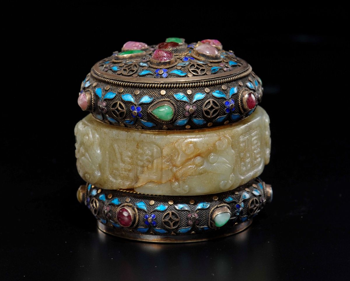 Scatolina Montata in Argento e Giada Bianca con Innesti di Pietre Dure, Cina, Dinastia Qing, XIX ...