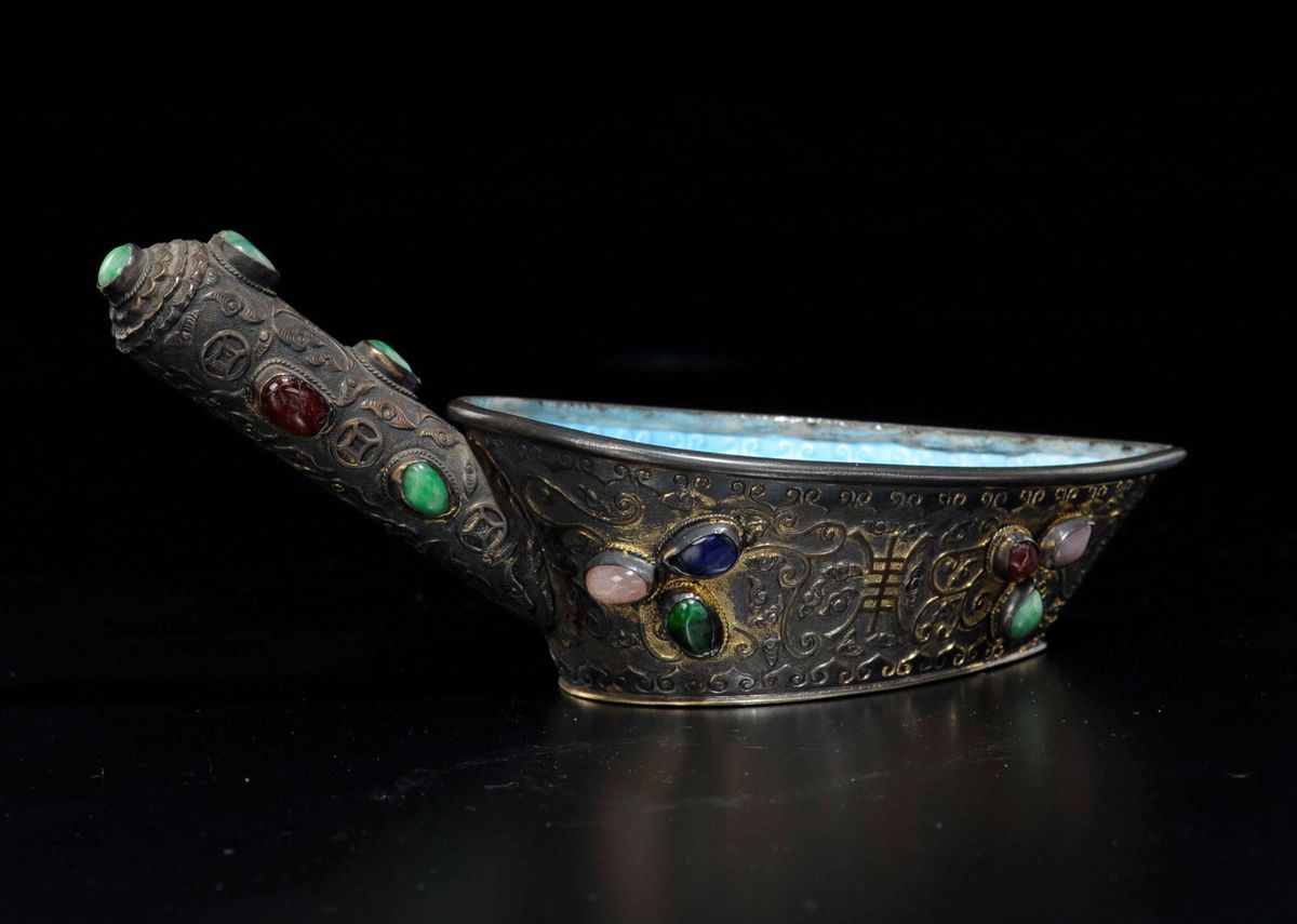 Cucchiaio in Argento Sbalzato a Decoro D'ispirazione Arcaica con Innesti di Pietre Dure, Cina, Di...