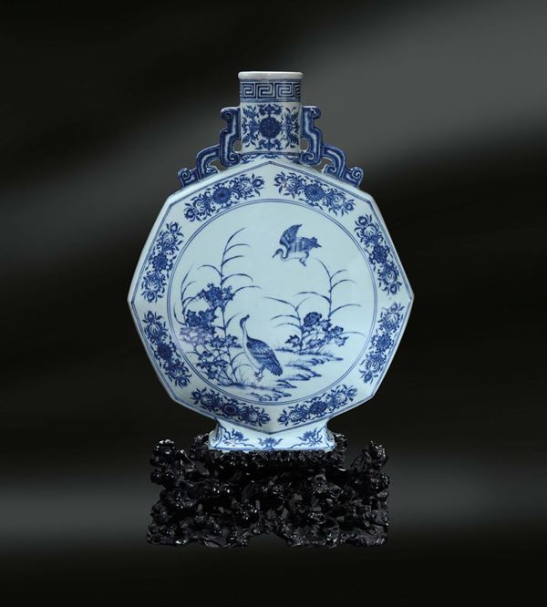 Straordinaria e rarissima fiasca della luna in porcellana bianca e blu di forma ottagonale, Cina, Dinastia Qing, marca e del periodo Yongzheng (1723-1735)