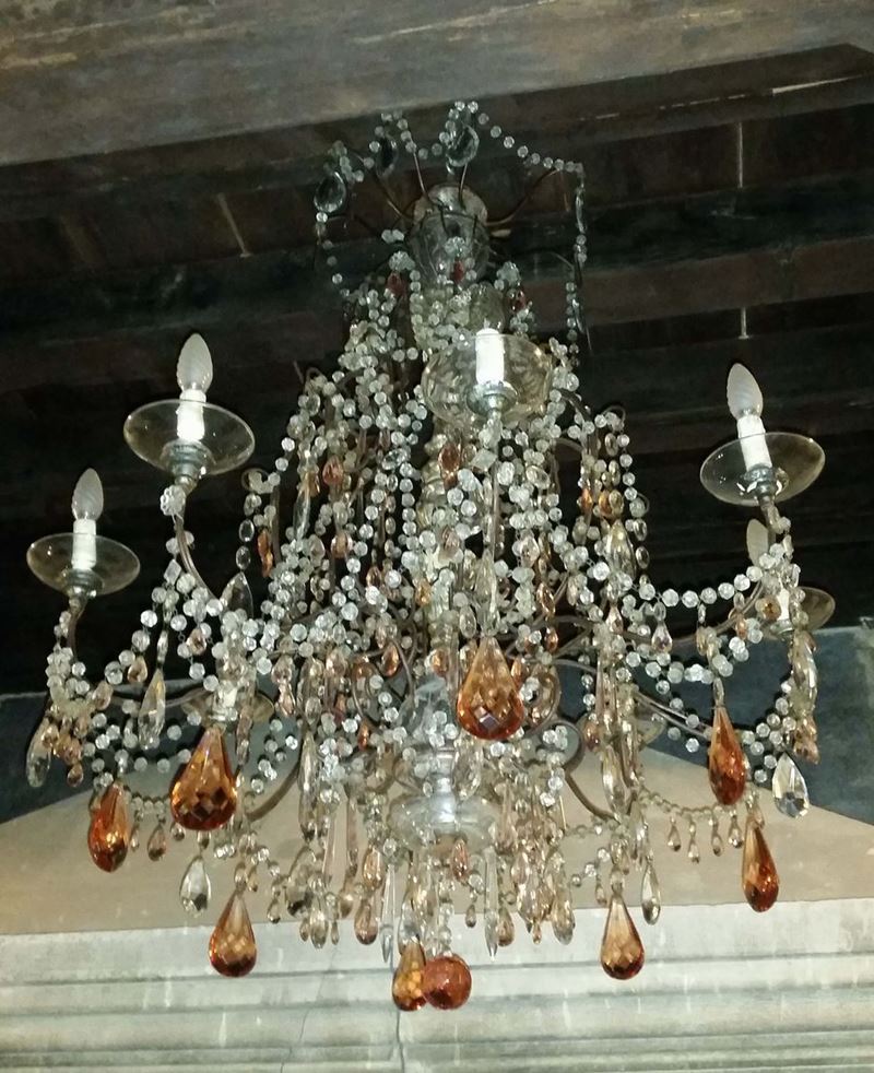 Lampadario a otto luci in legno e cristalli, XIX secolo  - Auction Furnishings from the mansions of the Ercole Marelli heirs and other property - Cambi Casa d'Aste