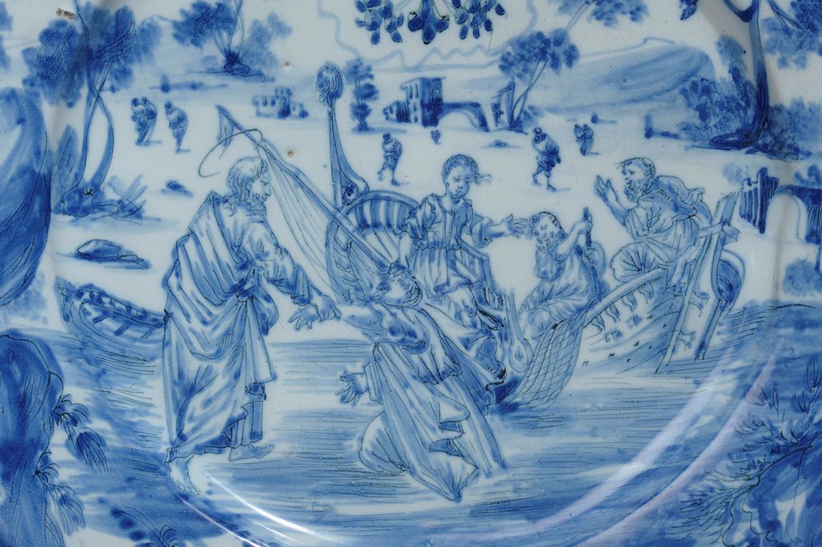 Grande Piatto in Maiolica di Savona Bianca e Blu, Manifattura Ferro-guidobono, Primo Quarto del X...