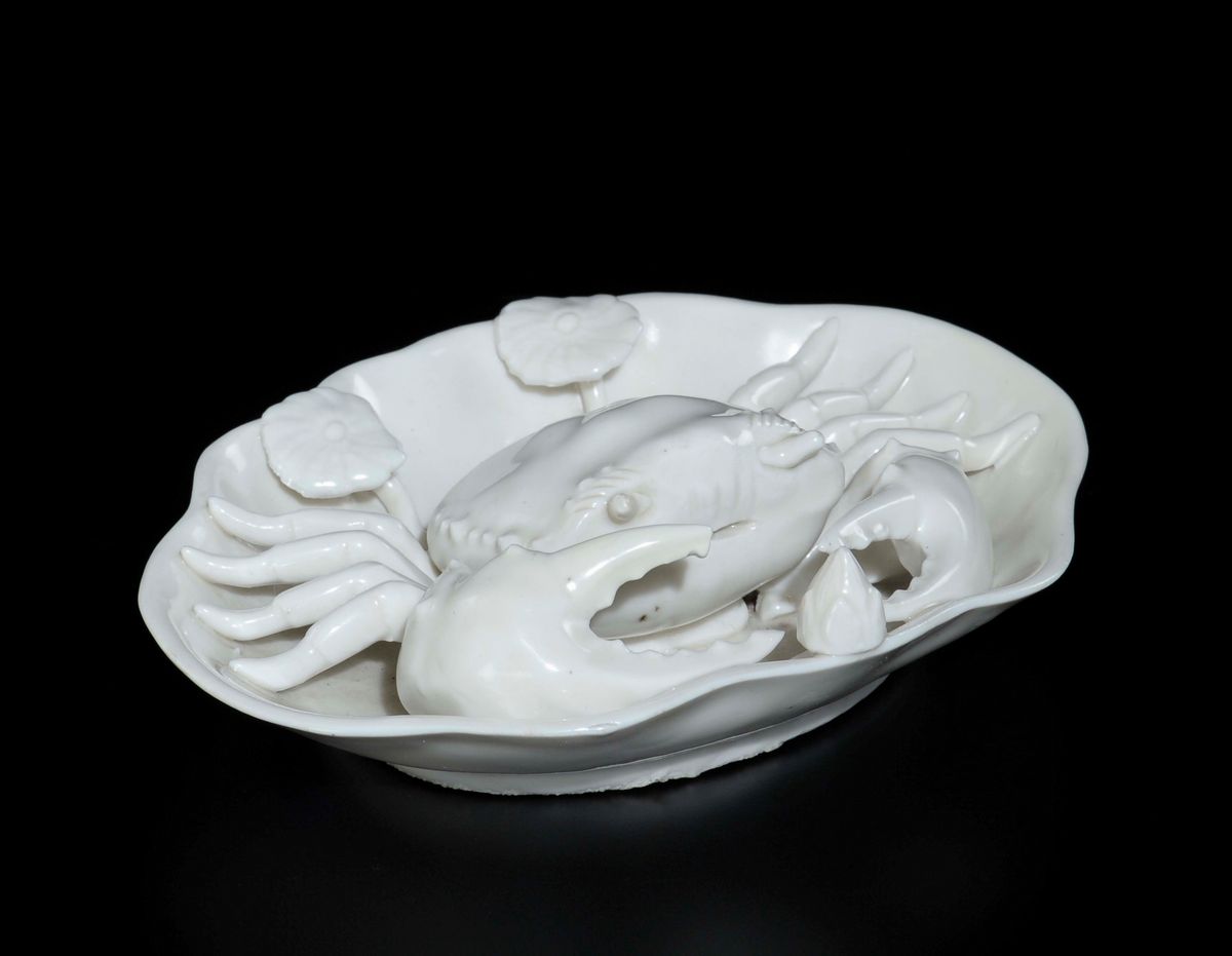 Posapennelli in Porcellana Blanc De Chine Dehua con Figura di Granchio a Rilievo, Cina, Dinastia ...