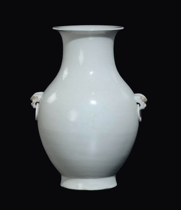 A Dehua porcelain vase with Pho dogs heads handles and rings, China, Qing Dynasty, 17th century