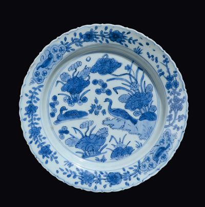 Piattino in Porcellana Bianca e Blu con Decoro Centrale di Anatre, Cina, Dinastia Ming, Epoca Wan...