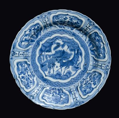 Piattino in Porcellana Bianca e Blu con Decoro Centrale di Cerbiatti e Naturalistico Entro Riserv...